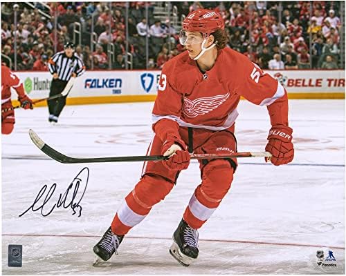 Moritz Seider Detroit Red Wings İmzalı 16 x 20 Kırmızı Jarse Paten Fotoğrafı-İmzalı NHL Fotoğrafları
