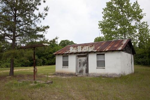 Fotoğraf: Tarihi Bina,Tuskegee, Macon County, Alabama, Benzin istasyonu?, Mayıs 2010, Güney
